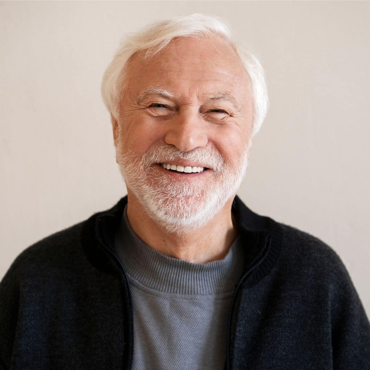 Portrait d’un client senior satisfait ayant laissé un avis positif après des travaux de plomberie ou de rénovation sanitaire.